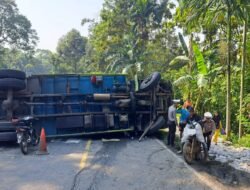 Truk Tronton Bermuatan Hebel Terguling di Tanjakan Sedayu, Polres Tanggamus Lakukan Evakuasi dan Rekayasa Lalu Lintas