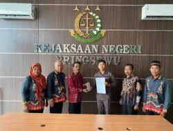 Penyidik Kejari Pringsewu Sita Titipan Pengembalian Kerugian Negara dari 13 Kepala Pekon Kecamatan Adiluwih Terkait Dugaan Korupsi Bimtek 2024
