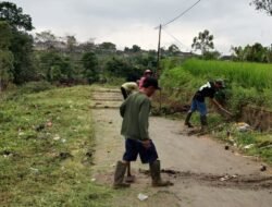 Warga Kp. Pagedeng Gelar Kerja Bakti Jaga Kebersihan Lingkungan